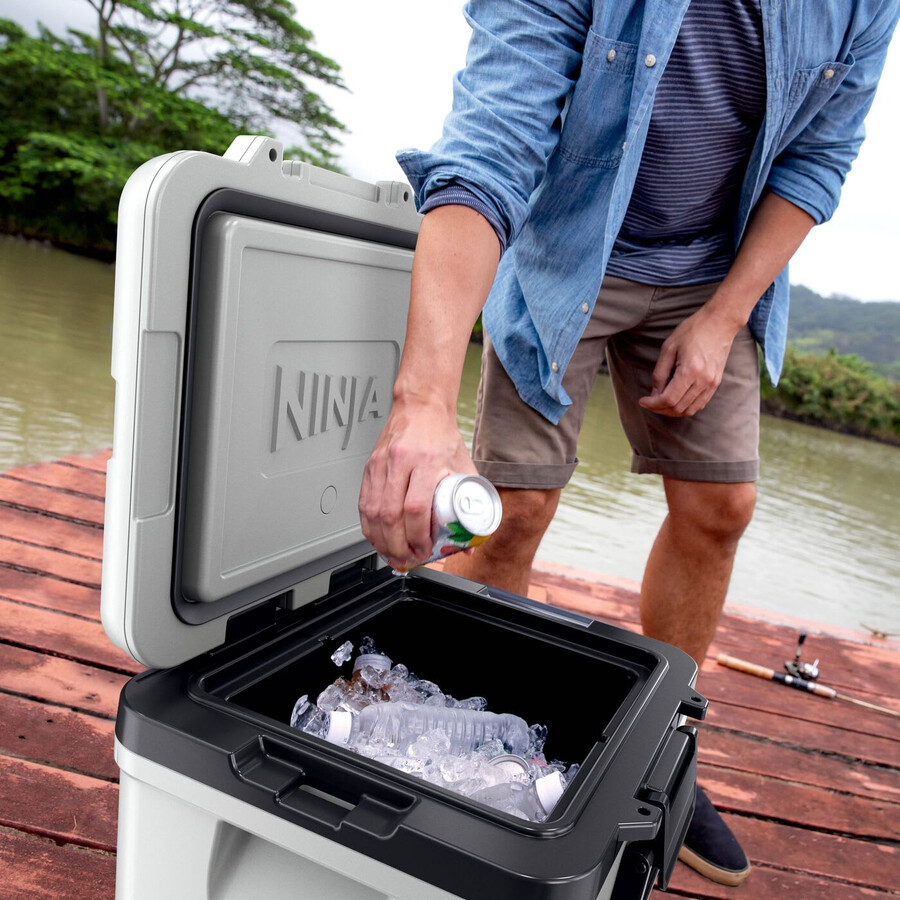 ninja frostvault 30qt28l wheeled cooler with dry zone cloud white fb230ukwh