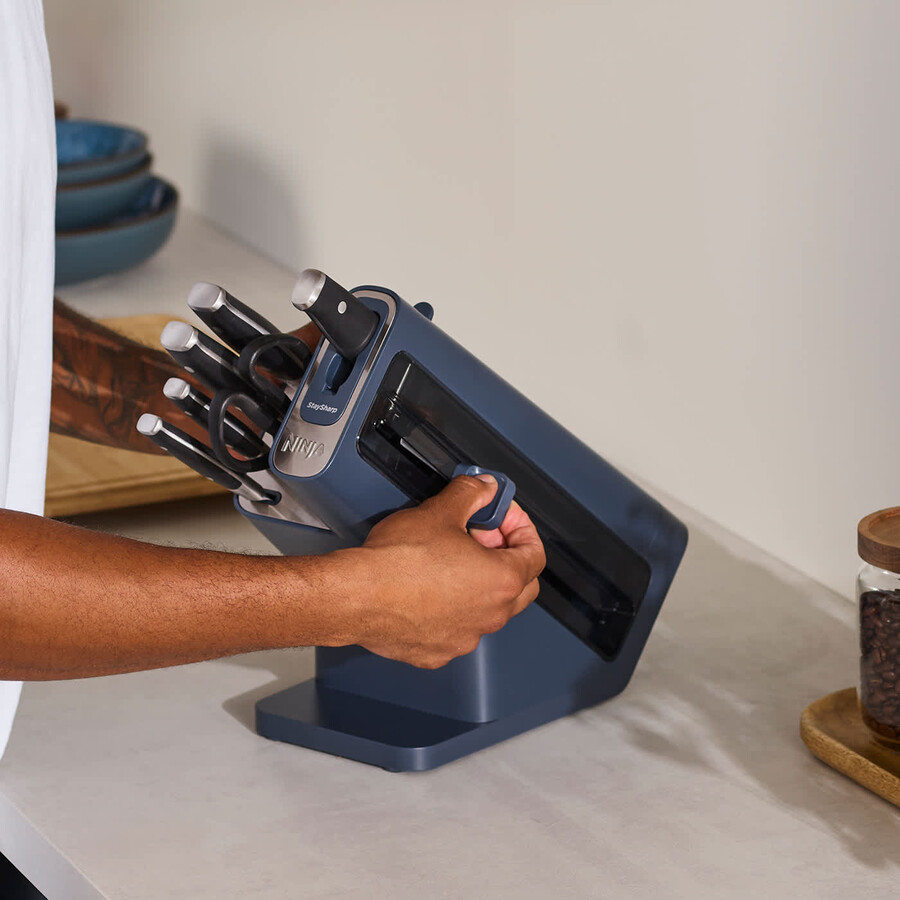 ninja foodi staysharp knife block with integrated sharpener – 6-piece set cyber space k32006ukcyd